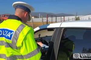 Tinereţea şi belele ei. Doi tineri reţinuţi de poliţişti: Unul avea permisul suspendat, iar celălalt conducea un moped fără a avea permis