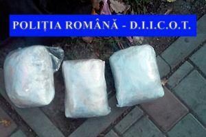 Flagrant si perchezitii, intr-un dosar de trafic de droguri. Cinci persoane au fost retinute (galerie foto) 