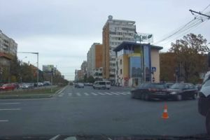 Șofer filmat în timp ce trece cu maşina pe roşu şi este izbit de un alt autovehicul, la Timişoara