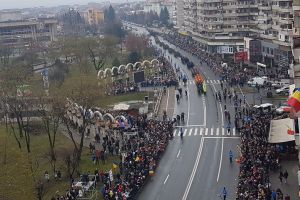 Parada militară de 1 Decembrie 2019, la Alba Iulia: 1000 de militari, maşini şi tehnică de luptă. Spaţiul aerian, survolat de avioane de vânătoare şi elicoptere de luptă