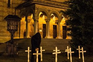 Protest-manifest pentru eroii căzuţi la Revoluţie, în faţa catedralei din Timişoara