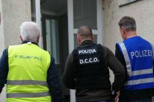 Membrii unui grup infractional organizat specializat in trafic de migranti, retinuti  