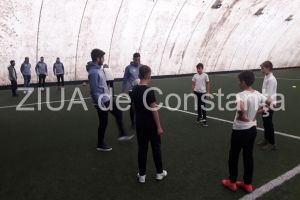 Constanta: Fotbalisti de la FC Viitorul, in mijlocul copiilor de la Școala 3 Ciprian Porumbescu“ (galerie foto)