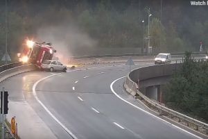Accident mortal înfiorător: un camion cade în gol 20 de metri, de pe un viaduct