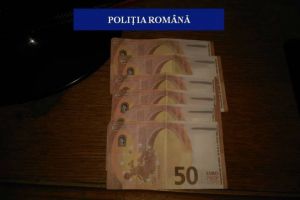Percheziti la persoane cercetate pentru fals de moneda. Zeci de bancnote au fost confiscate