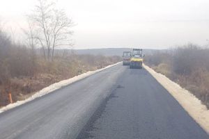 Asfalt pe cel mai degradat drum din judeţ: Târnova – Tauţ