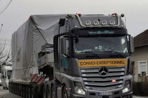 FOTO. Transport agabaritic prin Satu Mare. Vehiculul transportă un echipament industrial uriaş