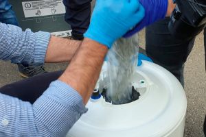 FOTO Doi bărbaţi prinşi cu 2,4 kg de cannabis într-o maşină. Marfa era ascunsă într-un boiler