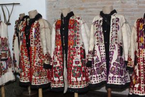 Cojoace care ajungeau la preţul unei vaci, purtate de cei mai bogaţi dintre bistriţeni, expuse la muzeu