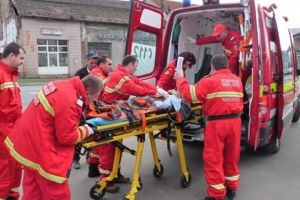 Lovit de o maşină când încerca să rezolve o pană!