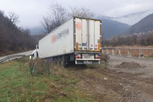 FOTO – Accident pe Valea Oltului – Un şofer a ieşit cu TIR-ul în decor