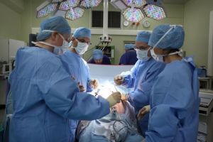 PREMIERĂ medicală. O fetiţă de 2 ani a primit o nouă şansă la viaţă graţie unei operaţii pe cord, realizate de doi medici români