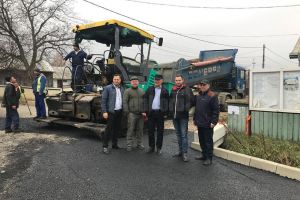 Lucrările de asfaltare a unui drum din centrul comunei Adâncata sunt aproape de finalizare