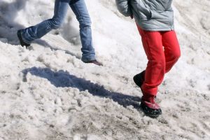 Acţiune umanitară la Timişoara: ghete de iarnă pentru copii, de Moş Nicolae