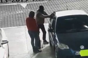 Momentul şocant în care un bărbat face infarct la benzinăria OMV din Piteşti