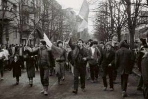 32 de ani de la prima revolta anticeauşistă: Se scandează pentru prima dată în România: „Jos dictatura!”, „Vrem pâine!” sau „Jos Ceauşescu!”.”