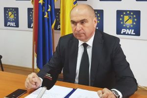 Bolojan despre Bodog, care a răspândit falsul privind „casca lui Iohannis”: S-a „descalificat”, dar în continuare va da mâna cu el, pentru că este civilizat