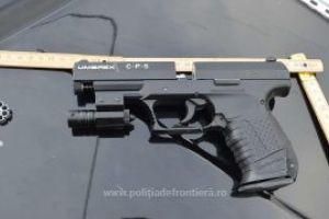 Pistol neletal detinut ilegal de un maramuresean de 18 ani, ridicat de politistii de frontiera