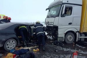 Accident grav pe DN1, la Movila Vulpii. Coliziune intre un TIR si un autoturism