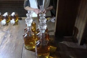 Se încing cazanele în ţară: Pălinca românească şi pahare pictate vândute pe sute de euro