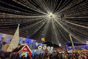 VIDEO FOTO S-a deschis cel mai frumos Târg de Crăciun din România – Arată magic