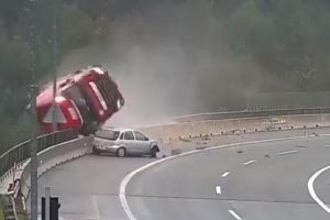 VIDEO. Imagini teribile. TIR prăbuşit de la 25 m înălţime. Șoferul a încercat să evite un accident
