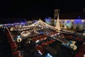VIDEO Moment emoţionant la Târgul de Crăciun din Sibiu – O tânără cerută în căsătorie