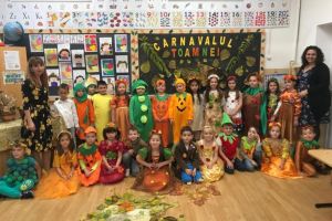 Foto: Emoţie de toamnă la carnavalul dedicat acestui anotimp, organizat la Liceul cu Program Sportiv Alba Iulia