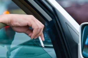 Cod Rutier 2019. Ce amenzi riscă şoferii care aruncă chiştoace pe geamul maşinii