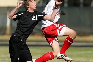 Loviturile repetate, cu capul, în minge, pot duce la probleme de echilibru