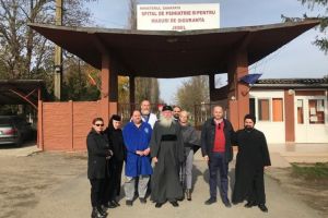 Mitropolitul Banatului le-a dăruit haine pentru iarnă pacienţilor din spitalele de psihiatrie