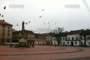 Catargul din Piaţa Libertăţii nu se mai pune, nu-i place lui Robu! Sunt două în faţa catedralei