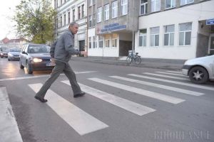 Ne enervează: Din cauza vopselei folosite, trecerile de pietoni din Oradea sunt adevărate pericole