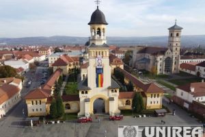 FOTO. VIDEO. Pregătiri pentru 1 Decembrie la Alba Iulia: Drapelul României, arborat pe turnul Catedralei Reîntregirii din Cealaltă Capitală