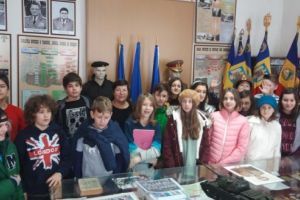 FOTO: Iniţiative civice ale Asociaţiei Cultul Eroilor ,,Regina Maria” cu şi despre elevi