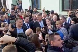 Klaus Iohannis, baie de mulţime în centrul istoric al Bistriţei. ”Mă bucur că am ajuns la voi!”