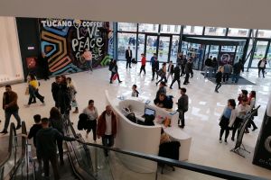 VIDEO FOTO – Aglomeraţie la Mall-ul din Sibiu – Trafic de coşmar în zonă