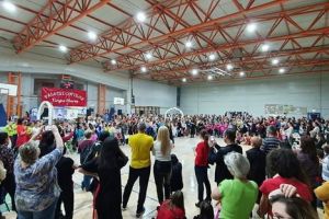 ”Ritm, dans şi fantezie”: 1.500 de copii şi părinţi, înghesuiţi într-o sală de sport!