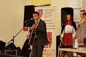 VIDEO. Dedicaţia unui adolescent din Satu Mare pentru politicieni: „N-a mai rămas nimic de furat”