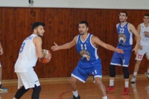 Una rece, alta caldă la baschet