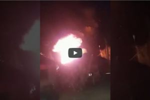 Incendiu VIOLENT într-o gospodărie, noaptea trecută. Au ARS 200 de metri pătraţi dintr-o clădire (VIDEO)