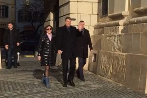 VIDEO – Preşedintele Iohannis la slujba de duminică în Sibiu – A fost aplaudat în Piaţa Mare