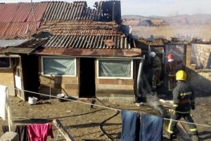 FOTO: Casă în flăcări într-un oraş mureşean!