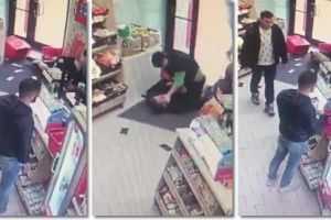 VIDEO. România, 2019. O vânzătoare se luptă cu hoţii. Bărbaţii se uită liniştiţi la ei