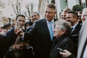 Klaus Iohannis, în dialog cu cetăţenii: “Nimeni nu a reuşit să-i îngenuncheze pe români şi PSD în veci pururi nu va reuşi” (P)