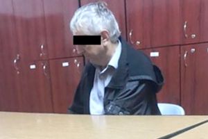 Tânăr ameninţat cu cuţitul de un bărbat, în faţa Bisericii Catolice din Piaţa Bălcescu din Timişoara