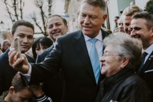 (P): FOTO: Klaus Iohannis, în dialog cu cetăţenii: Nimeni nu a reuşit să-i îngenuncheze pe români şi PSD în veci pururi nu va reuşi