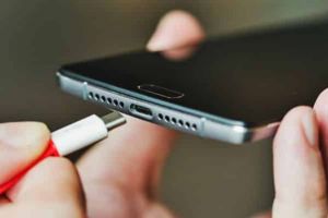 Autorităţile avertizează: Evitaţi încărcarea telefoanelor în porturi USB publice sau folosirea cablurilor altora