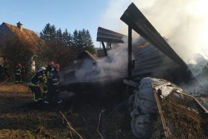 VIDEO Și-a dat foc la casă şi a vrut să fugă. Imagini incredibile cum a fost oprit cu focuri de armă