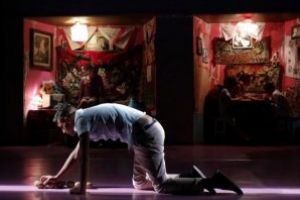 Cronică de teatru. Când artele se reunesc, se discută „despre oameni şi cartofi”